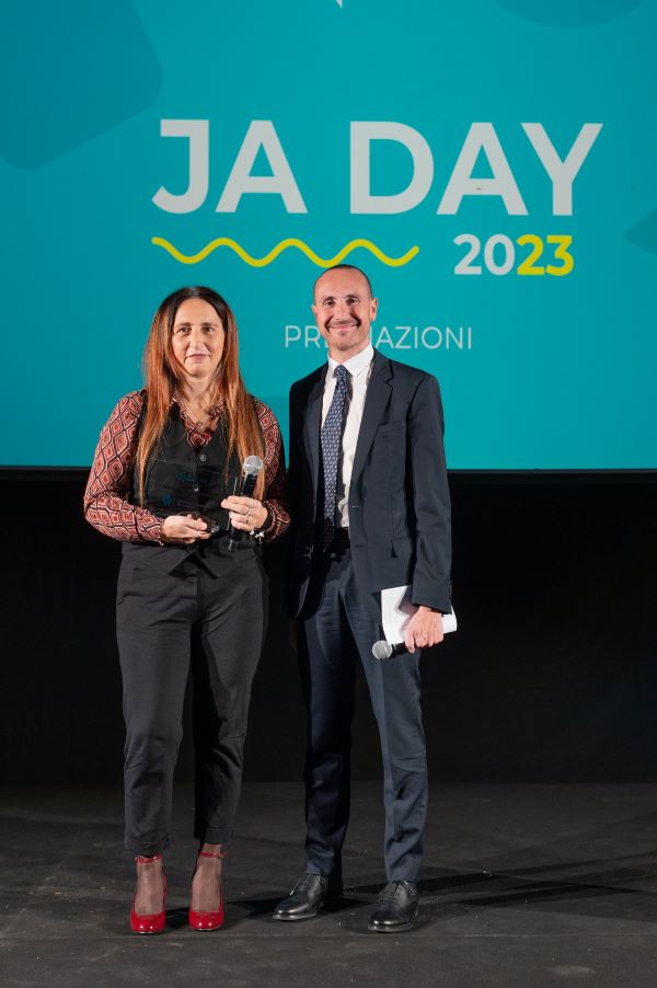 La dottoressa Claudia Committeri ritira a Milano sul palco di JA Day 2023 il Premio assegnato alla Camera di Commercio dellUmbria