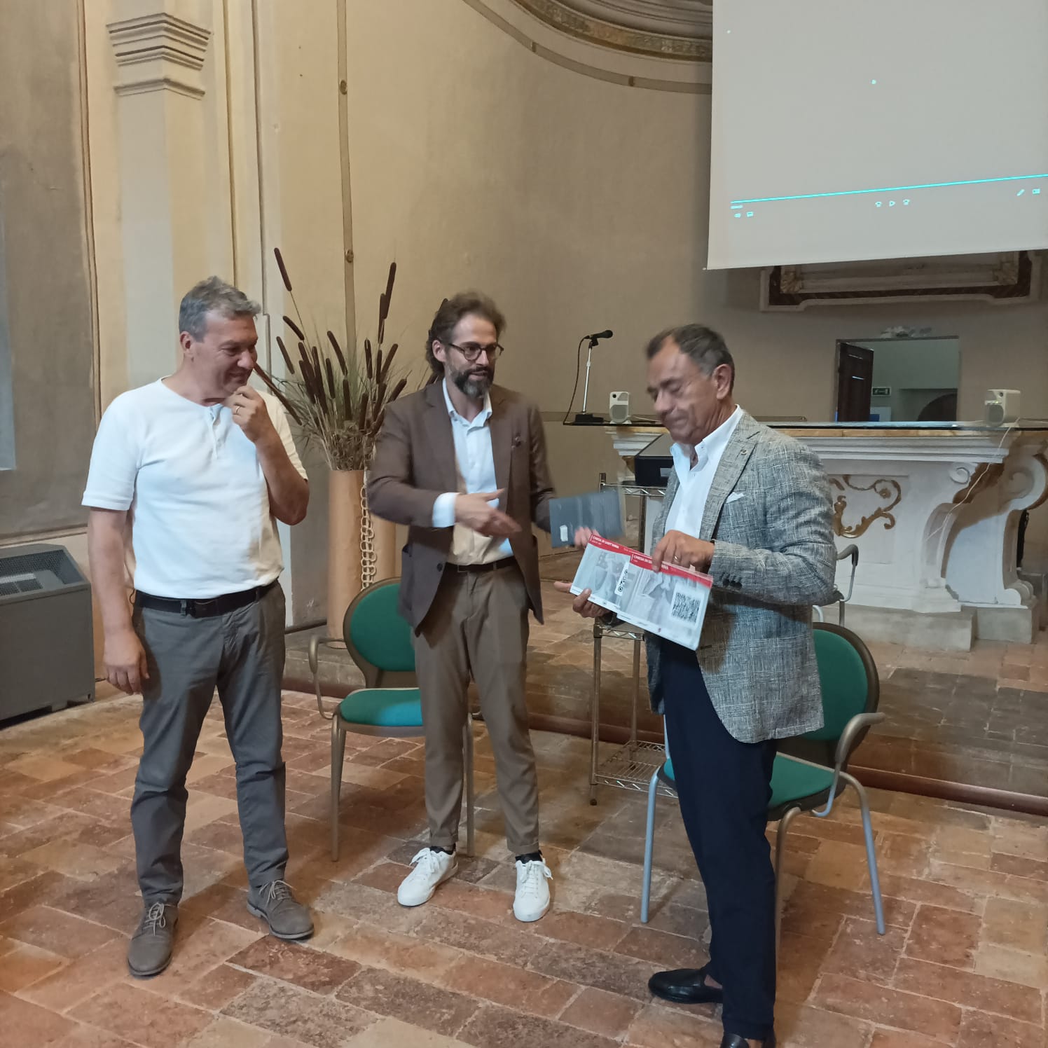 Matteo Bebi consegna i QR code di illustrazione delle opere al Presidente del Lions Club Alfredo Villa 2