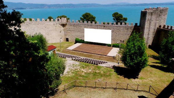 Roccacinema 2023, from tomorrow until the beginning of September, the cinema festival is back in one of the most beautiful and evocative national arenas: “Cinema Revolution, what a summer show” with Italian, European and British films for only 3.5 euros