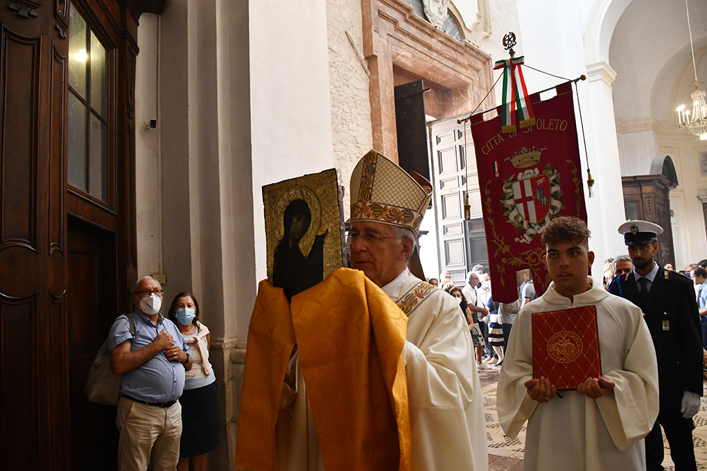 Arcivescovo con Santissima Icone
