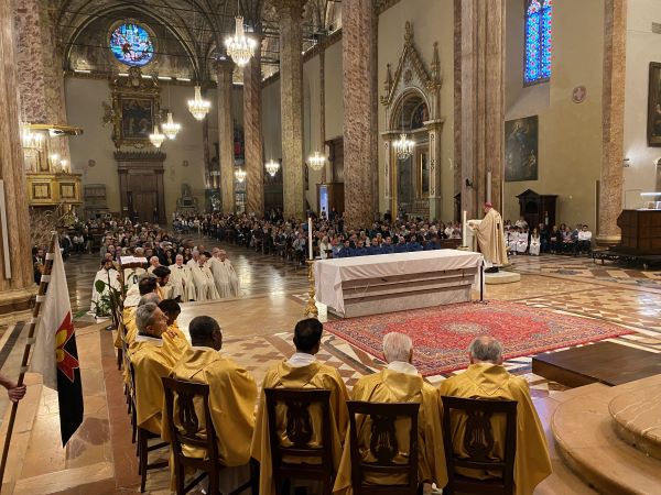 Corpus Domini 2024 larcivescovo Maffeis mentre pronuncia lomelia in una gremita cattedrale di San Lorenzo f1