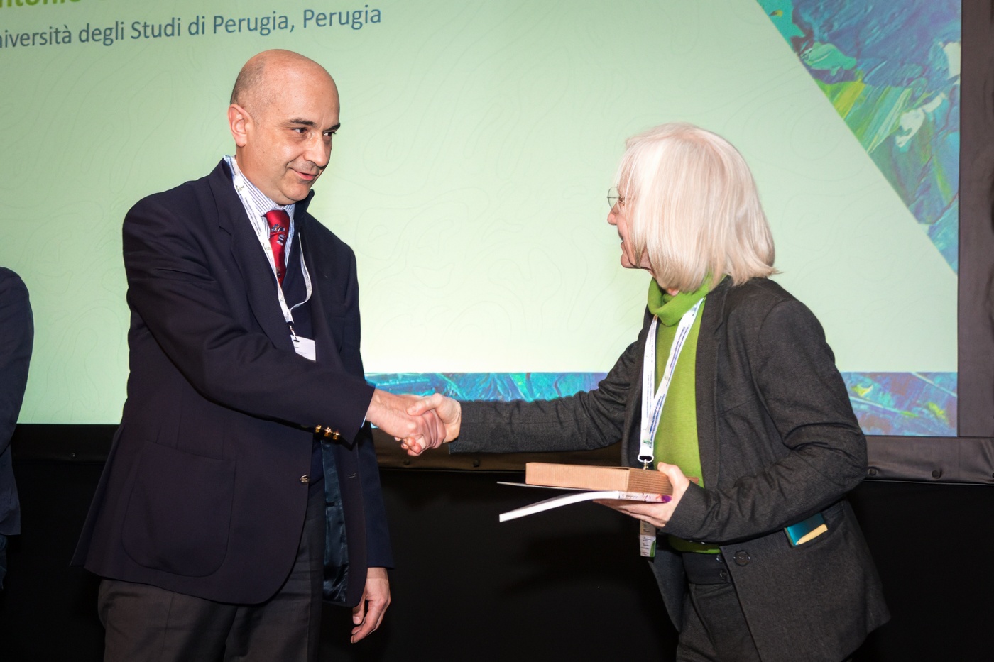 Foto premiazione Prof. Orlacchio Convegno AriSLA 2024