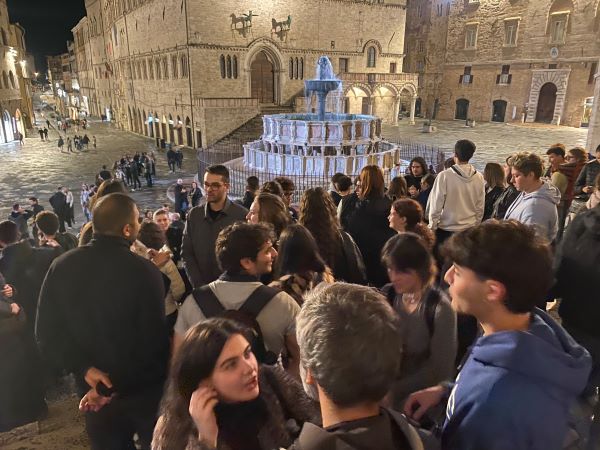 Giovani della Città dellUomo davanti alla Cattedrale di Perugia 