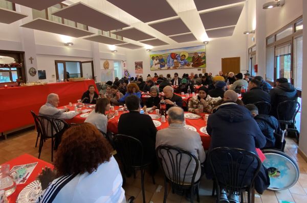 Pranzo di Natale 2025 della Caritas Perugia foto ospiti e volontari alla mensa Don Gualtiero f1