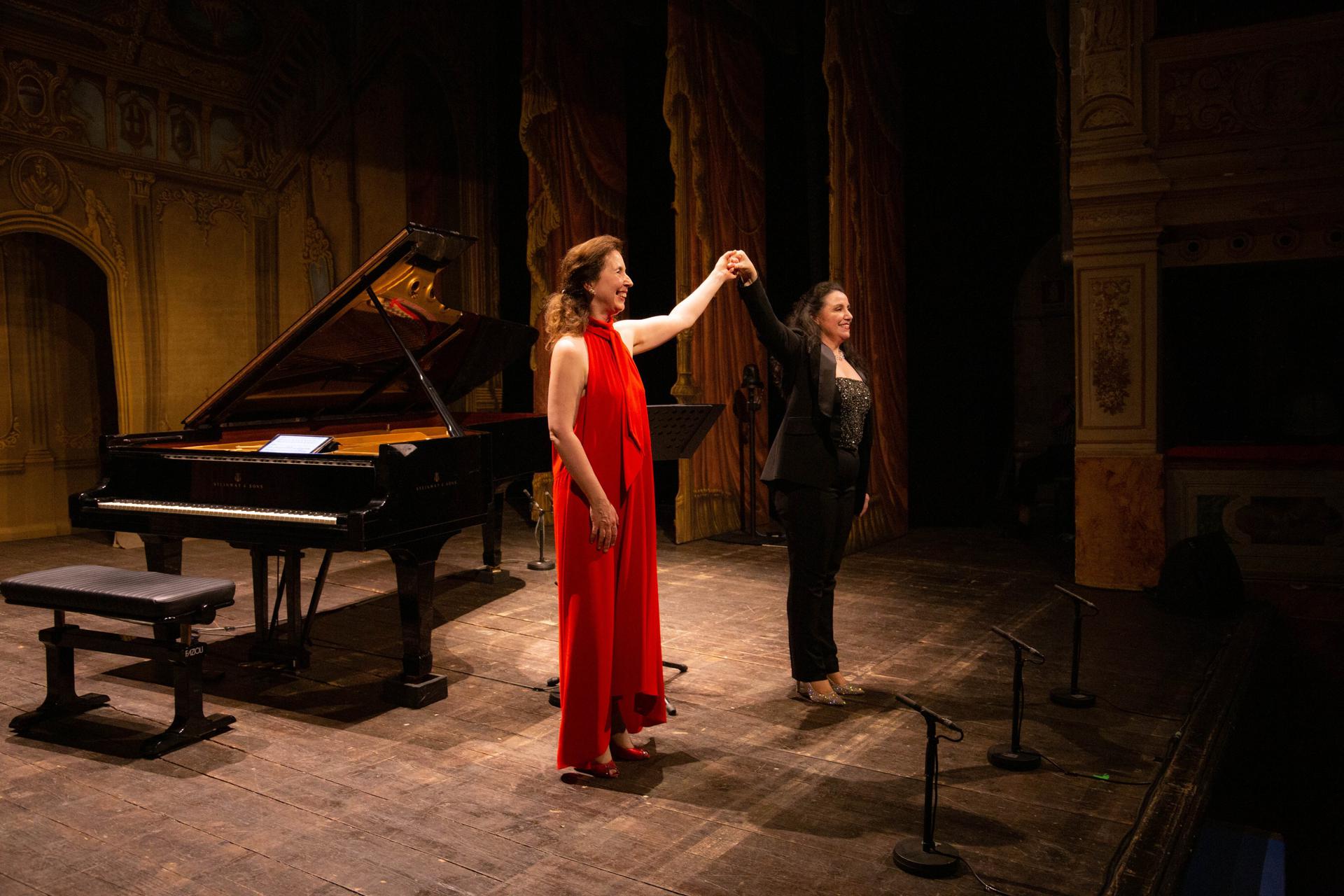 Angela Hewitt e Anna Bonitatibus ricevono gli applausi al Teatro Caio Melisso di Spoleto il 26.7.21