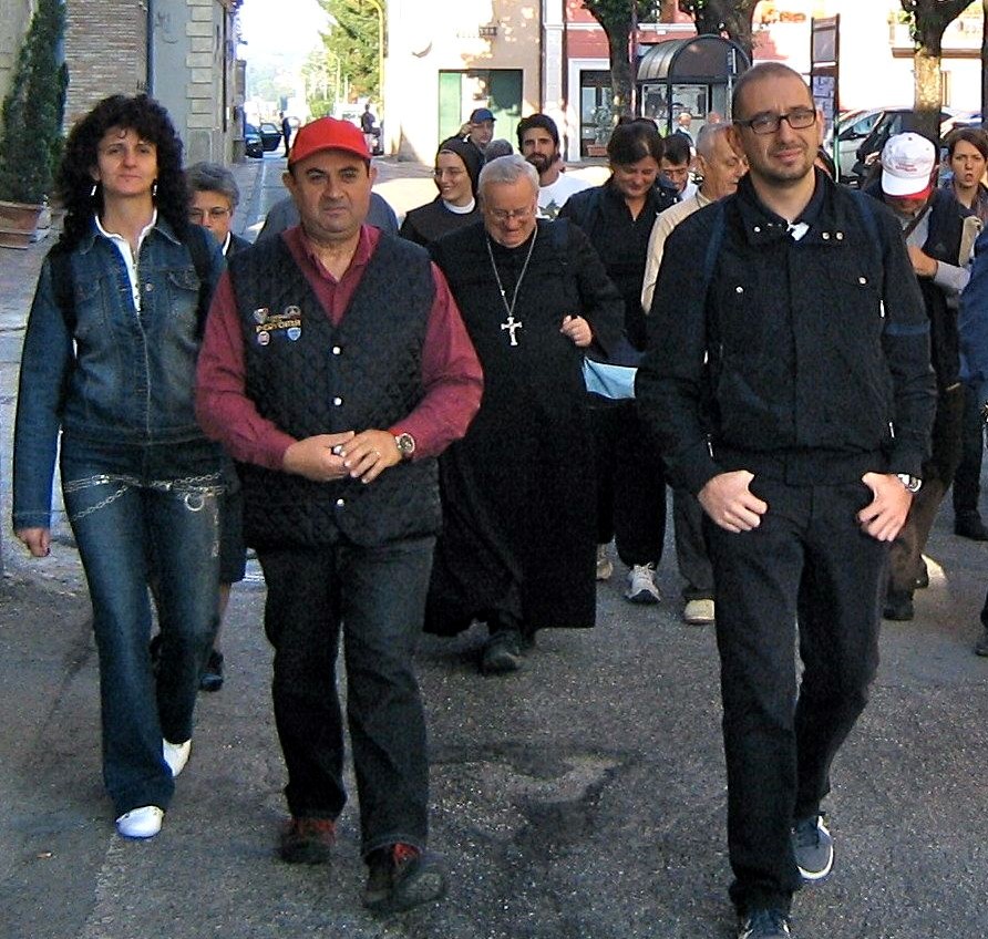 arcivescovo bassetti pellegrino verso assisi 2012