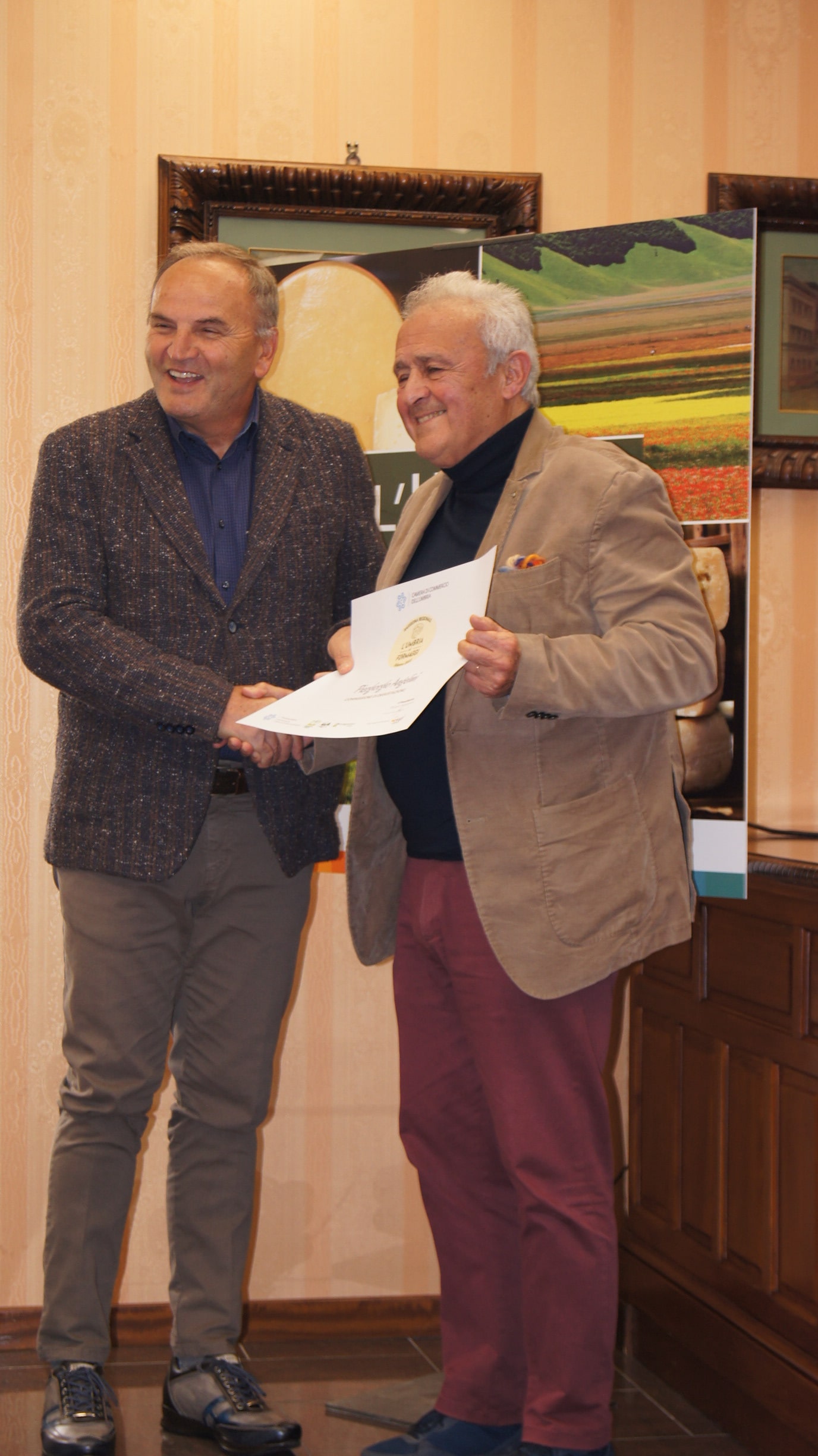 Da sinistra il Presidente di Promocamera Renato Cesca mentre premia il Presidente della giuria Piergiorgio Angelini min