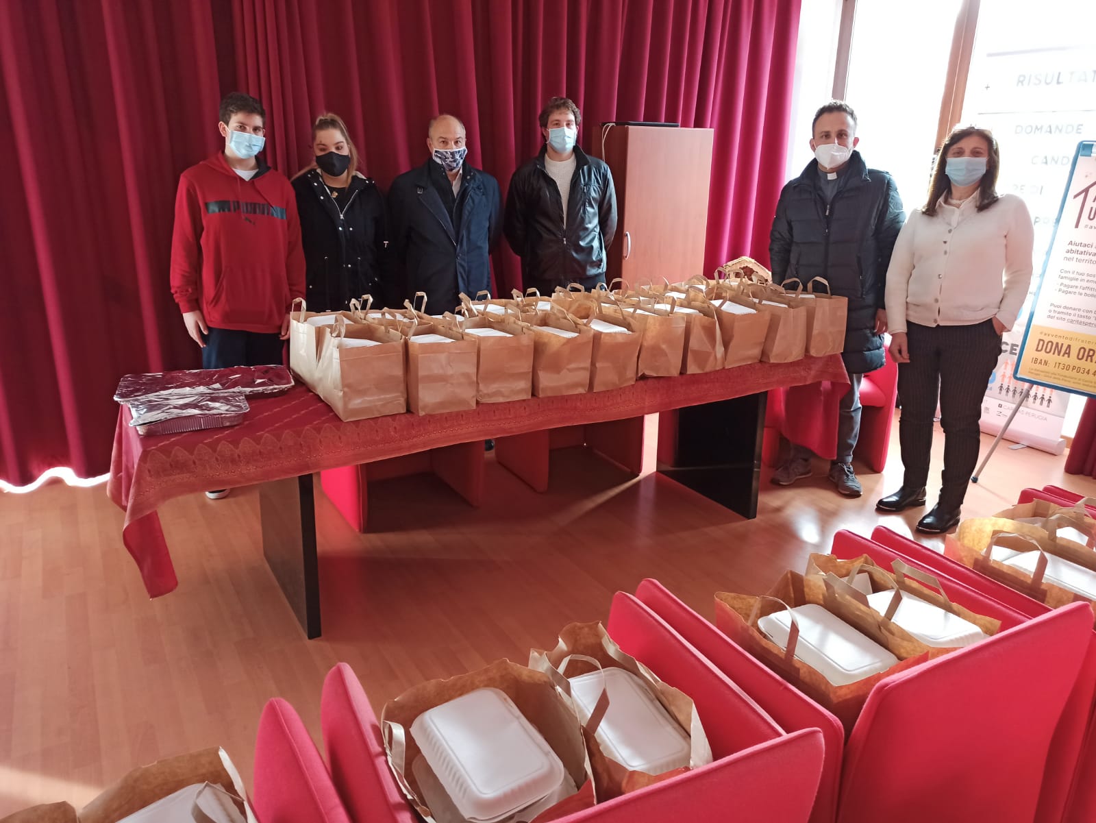 natale 2020 consegna pasti al villaggio della carità pg volontari e ristoratori f2