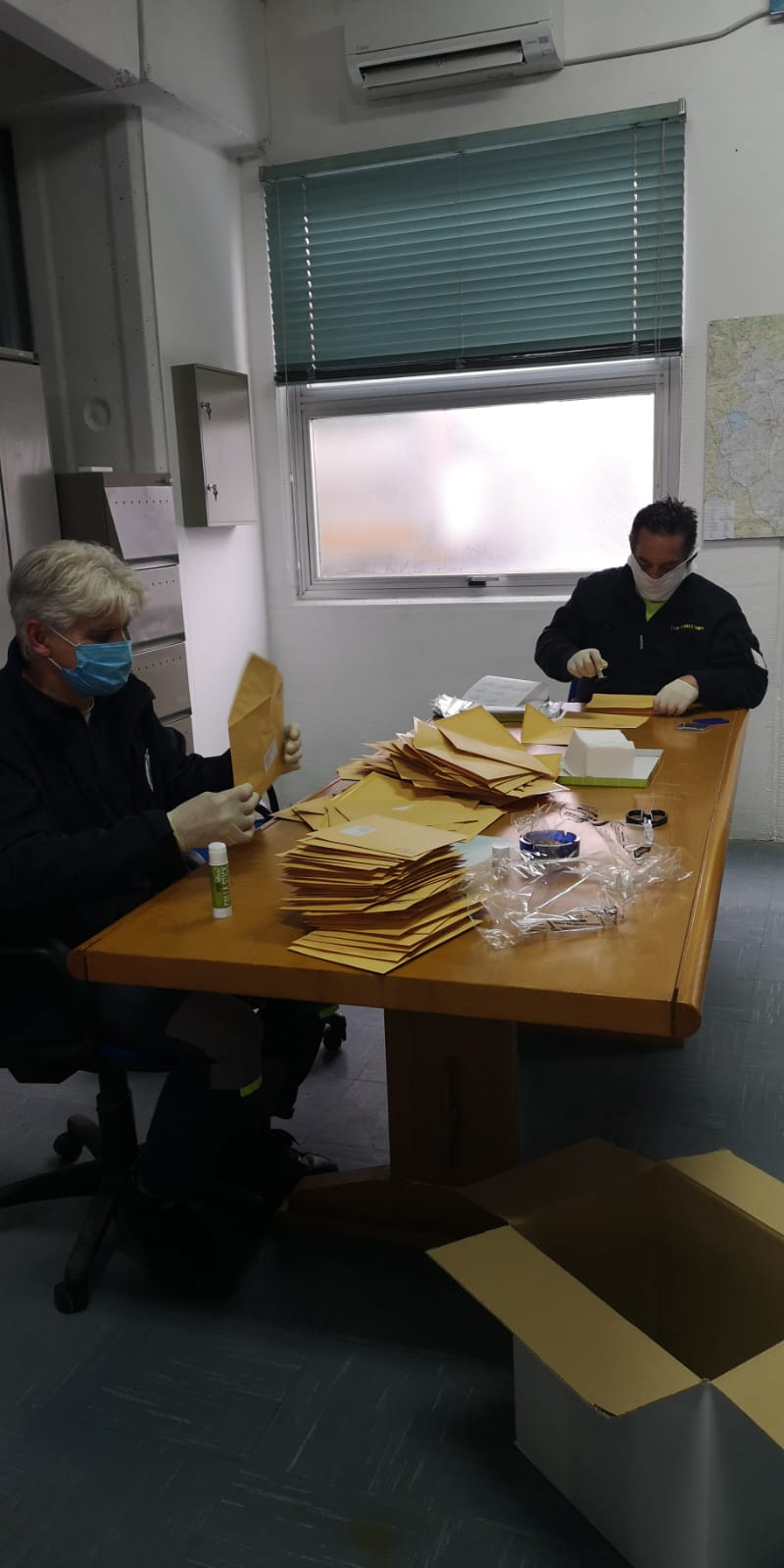 La preparazione delle buste con le mascherine al COC di Todi