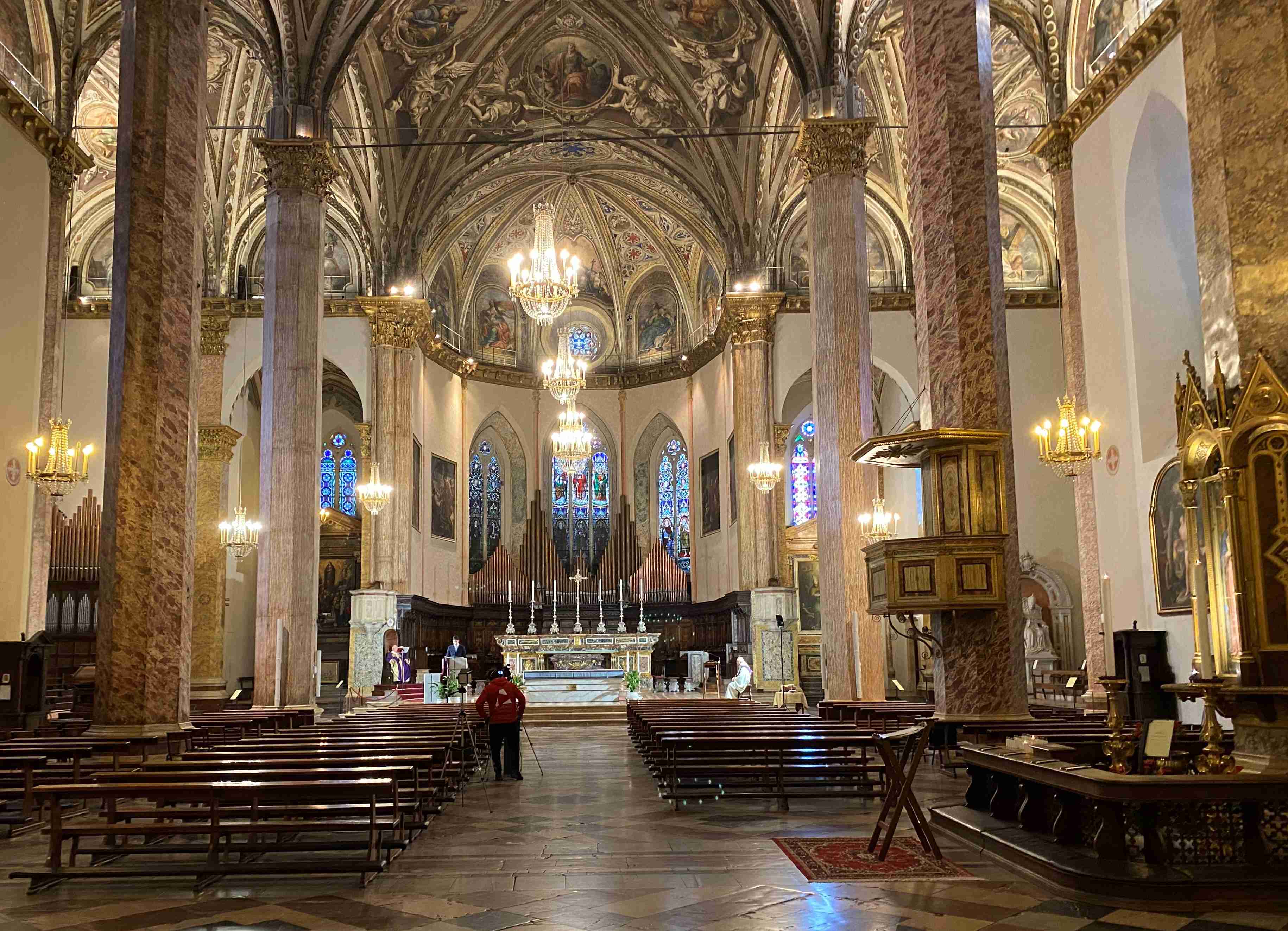 la cattedrale di san lorenzo di pg nel tempo del covid19 durante una celebrazione domenicale a porte chiuse