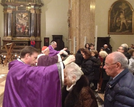 rito dellimposizione delle ceneri in cattedrale a perugia