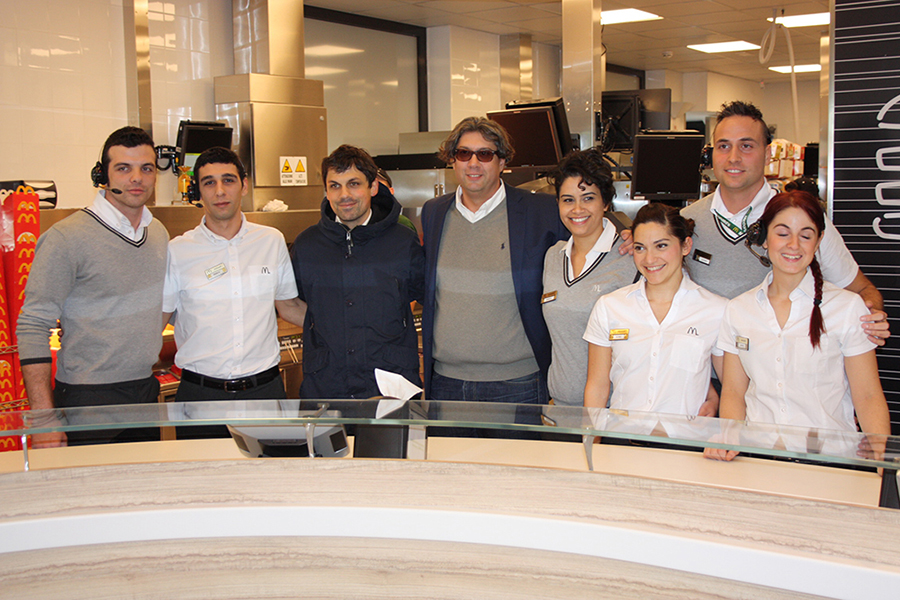 Con i dipendenti al centro Andrea Romizi e Flaviano Bazzucchi