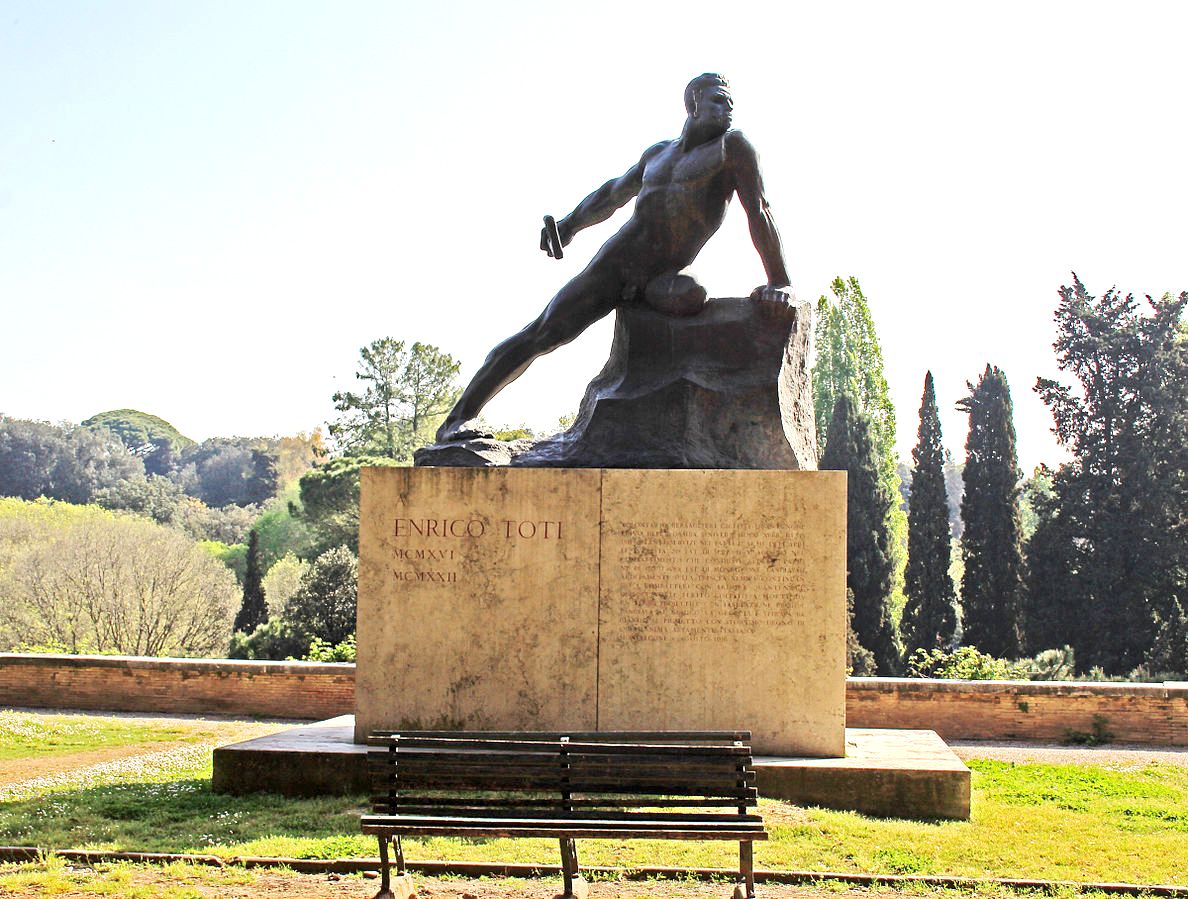 Statua di Enrico Toti a Villa Borghese