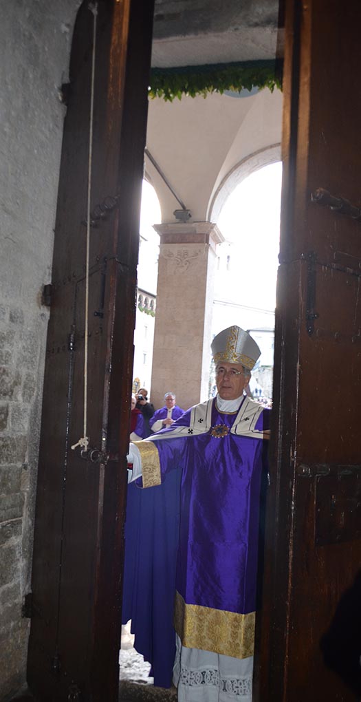 Vescovo apre Porta Santa