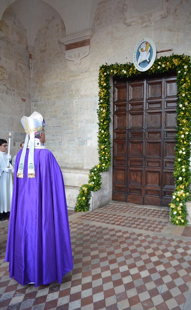 Vescovo davanti porta Santa
