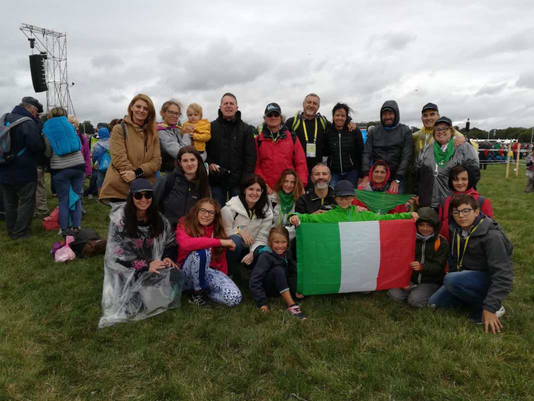 alcuni membri della delegazione pg dopo la solenne celebrazione eucaristica presieduta dal papa a dublino a conclusione del IX WMF