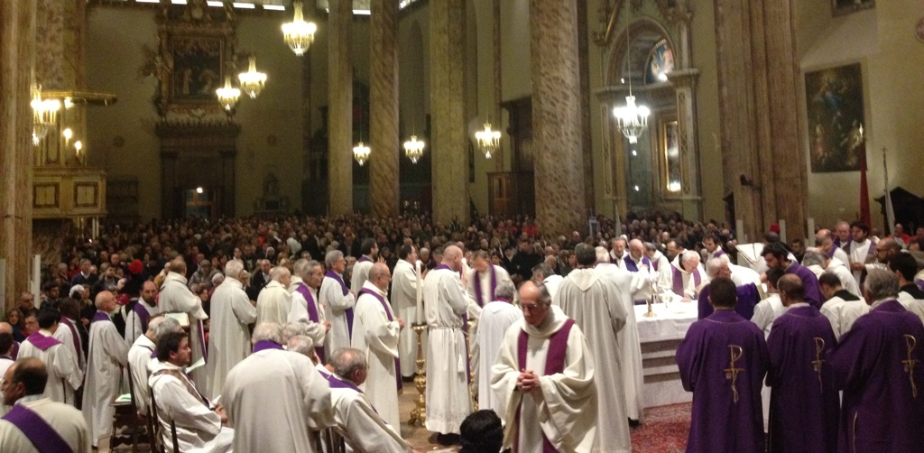 celebrazione apertura porta santa la cattedrale gremita di fedeli