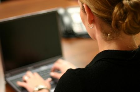 donna-computer-lavoro-