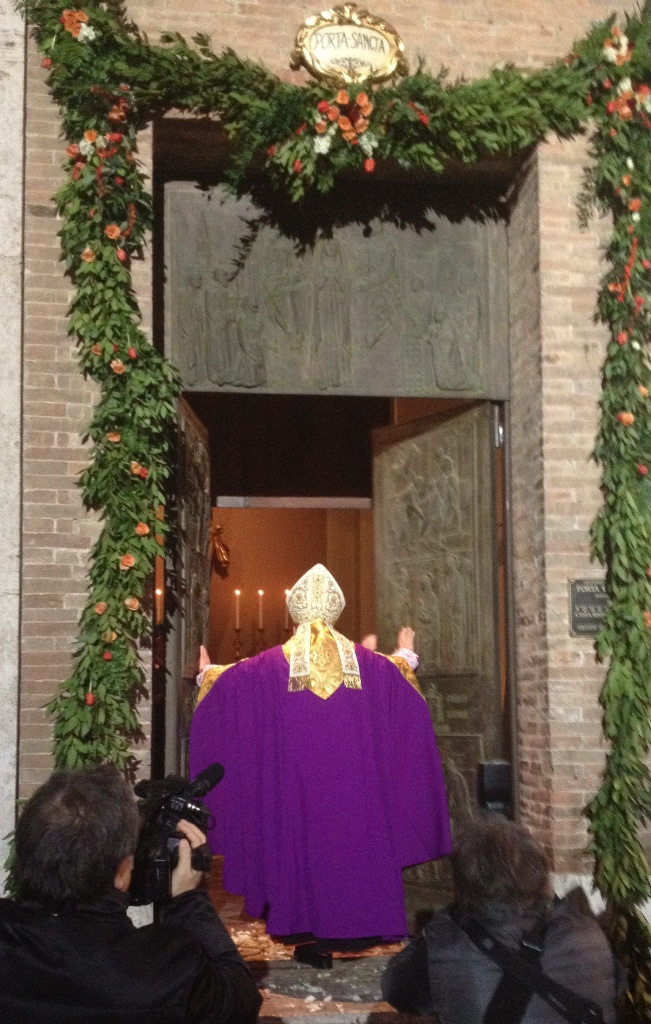 il card bassetti mentre apre la porta santa della cattedrale di perugia