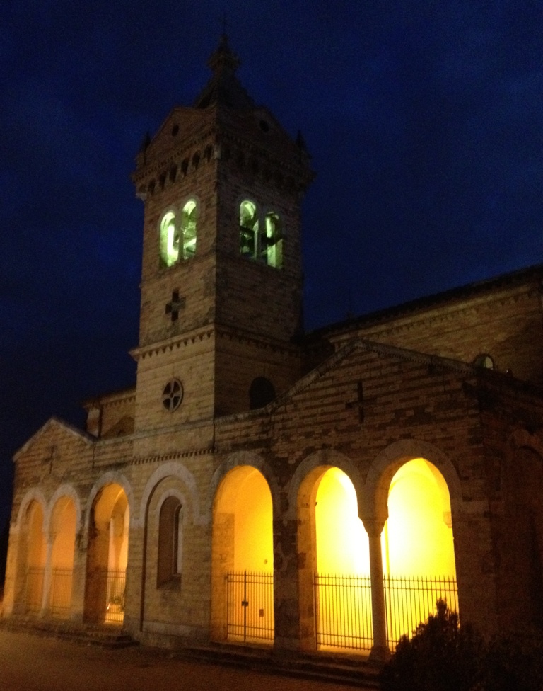 la basilica di san costanzo in perugia al tramonto