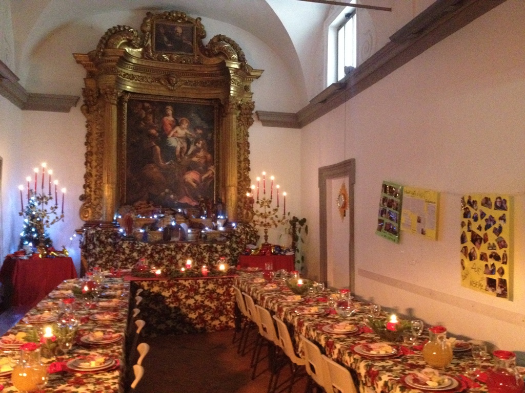 la grande tavola imbandita nel giorno di natale 2014 al punto ristoro sociale comune-caritas san lorenzo in pg