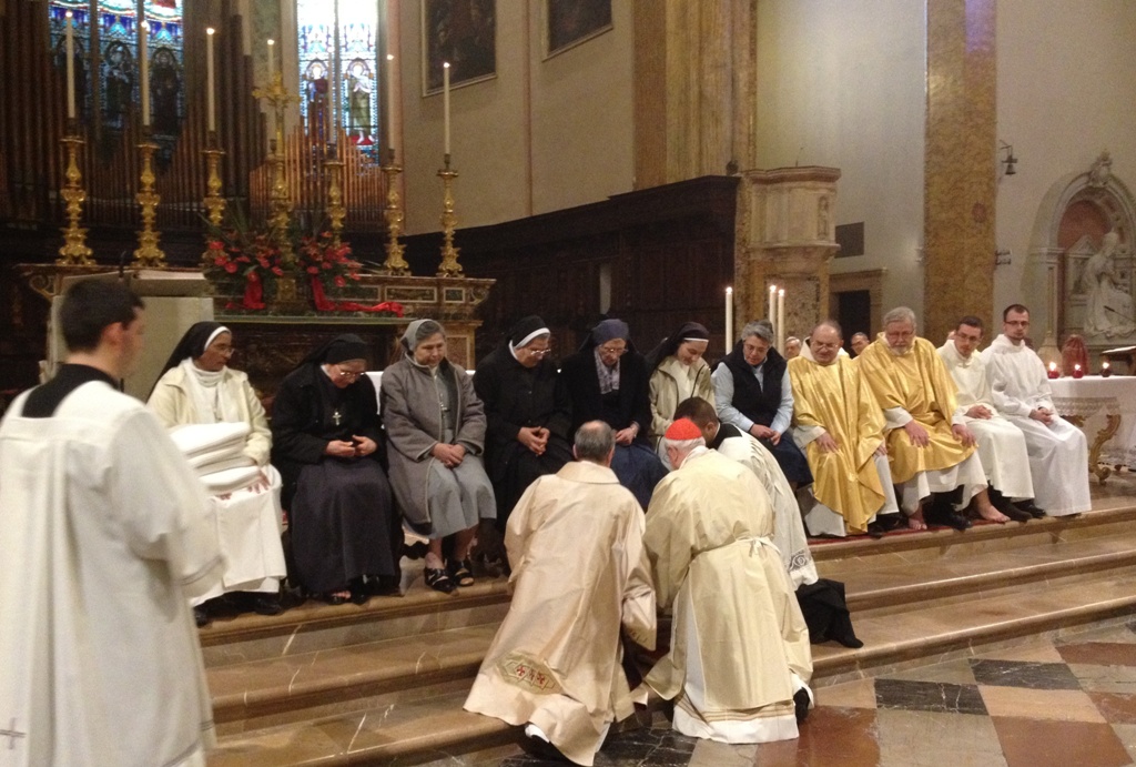 cattedrale giovedì santo lavanda dei piedi gruppo consacrati da parte card. bassetti